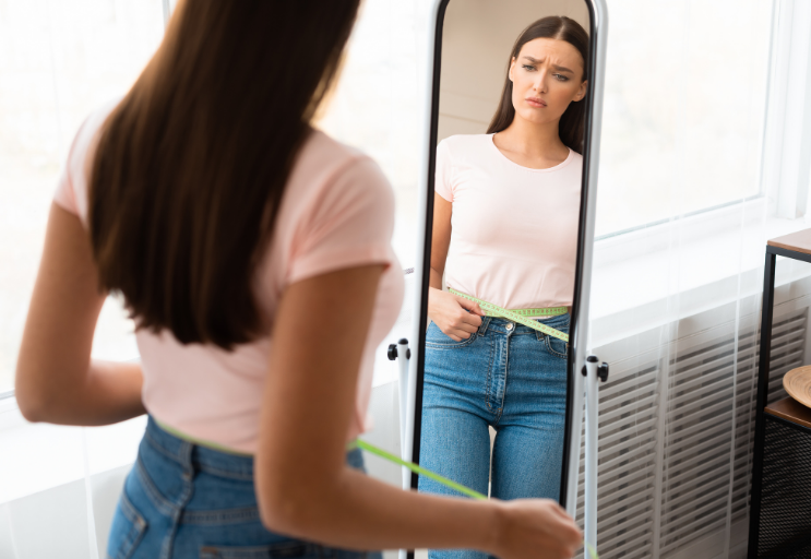 TCA femme devant miroir