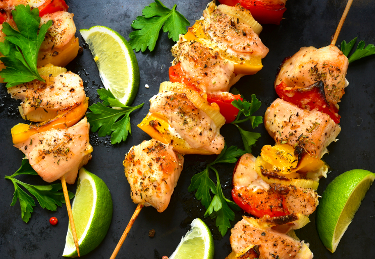 Brochettes de poulet au citron au barbecue 